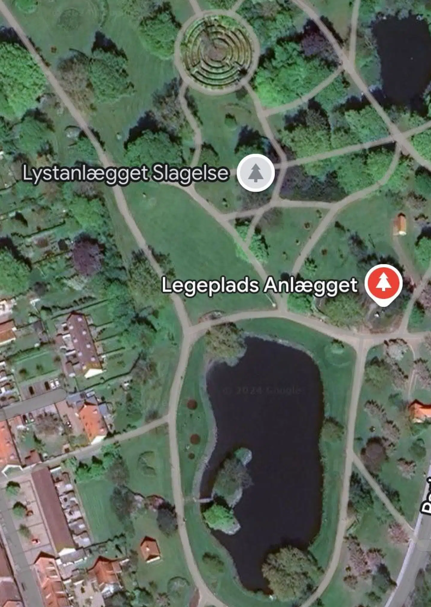 Det er her i Anlægget, at politiet indtil videre har ledt efter et muligt begravet spædbarn.
