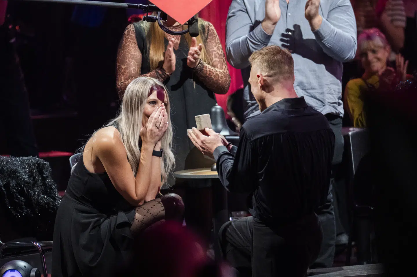 Fra "Vild med dans" til brudevals. Under fredagens finale i "Vild med dans" endte realitydeltageren Philip Mays gensynsdans pludselig ud i et frieri til kæresten, Simone Hvenegaard, som han mødte i programmet "Paradise Hotel" i 2017. Sammen har parret fået to børn.