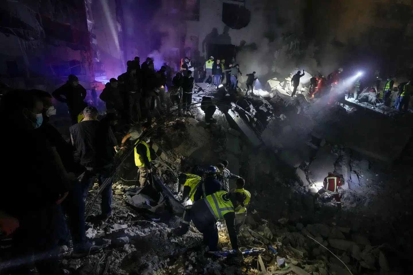 Redningsfolk søger efter personer i murbrokkerne efter et Israels missilangreb på Beirut i de tidlige morgentimer lørdag.