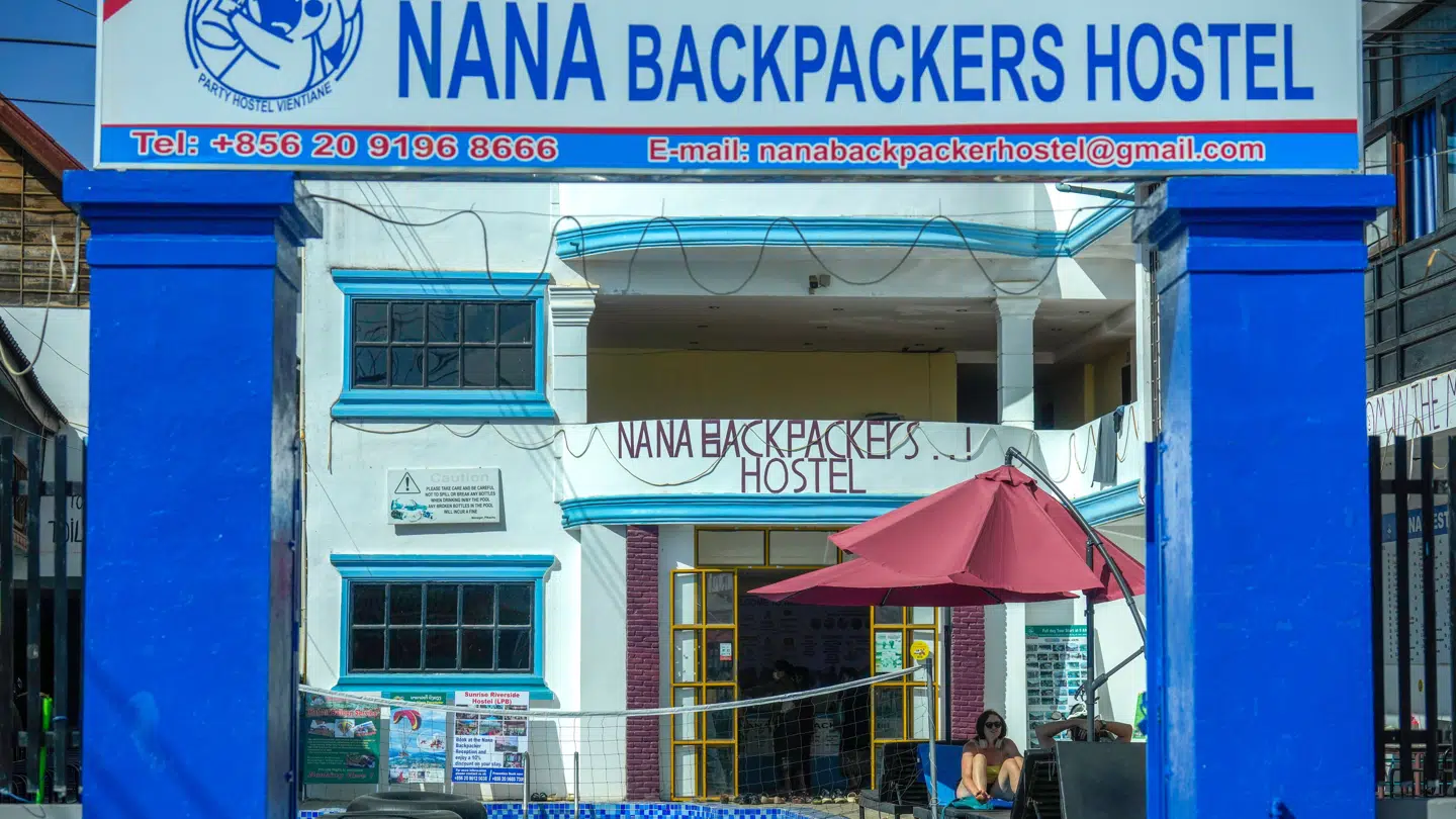 To af de australske ofre boede på Nana Backpacker Hostel i Vang Vieng. Et hostel, der nu er tømt og lukket efter dødsfaldene. Selv har ejeren tidligere afvist, at man har noget at gøre med forgiftningerne.