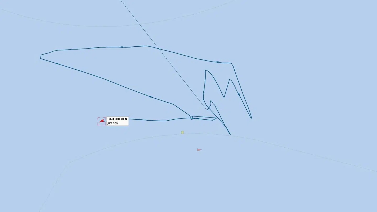 Den gule prik er det kinesiske skib Yi Peng 3, der har ligget stille flere dage i Kattegat. Indenfor de seneste 24 timer er det tyske kystvagtskib Bad Dueben sejlet tæt på det kinesiske og cirkulerer nord. Syd for Yi Peng 3 ligger det danske krigsskib Hvidebjørnen og sejler rundt.