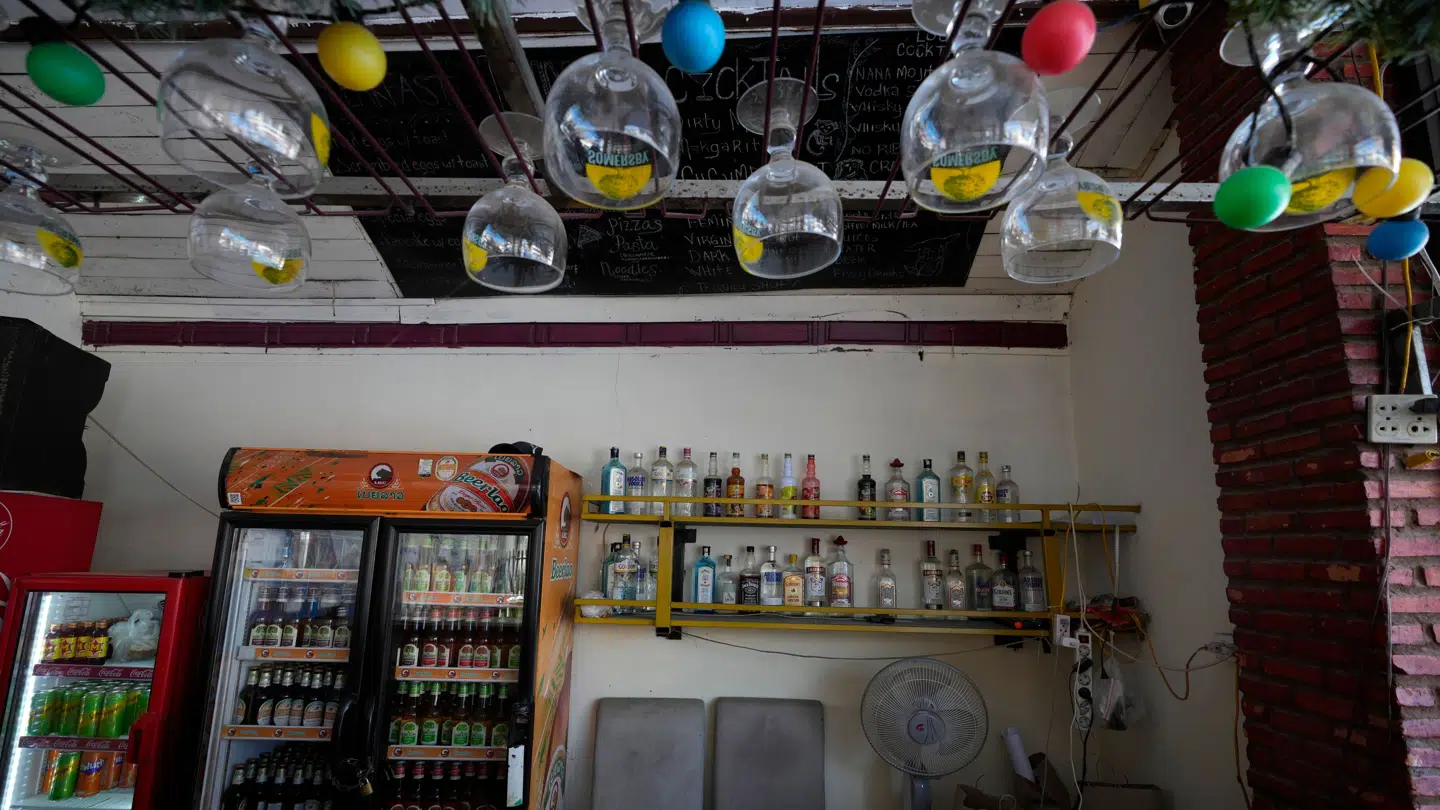 En tom bar i Vang Vieng efter de mistænkte metanolforgiftninger.