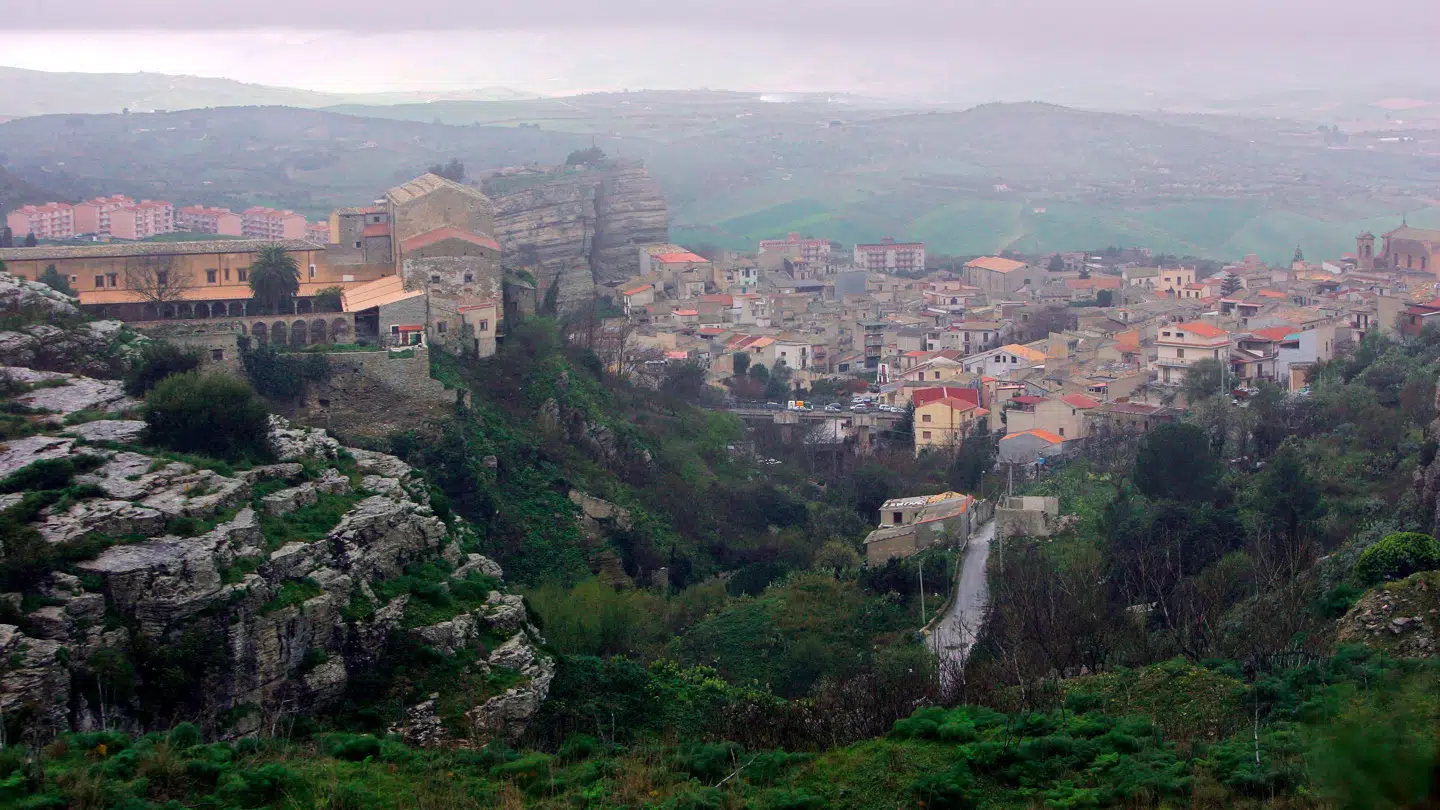 Den lille by Corleone på Sicilien er blevet verdenskendt på grund af Godfather-filmene. Det er dog byen Altofonte, der er centrum for den seneste mafiatrussel, som nu er kendt i medierne.