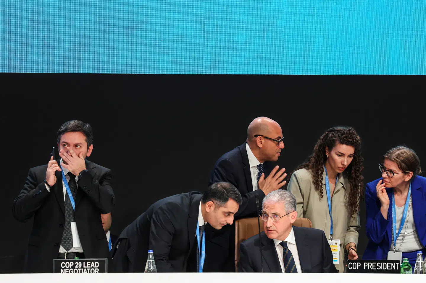 COP-formandskabet har fået heftig kritik. Natten til søndag landede den endelige aftale.