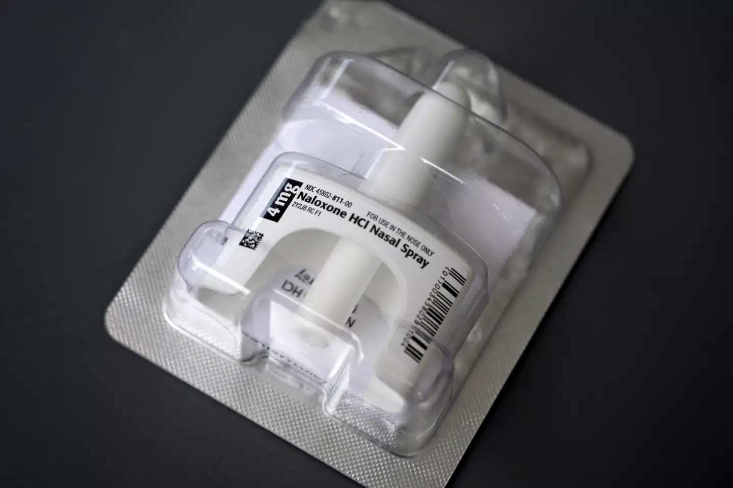 Det er en næsespray magen til denne, der indeholder stoffet naloxon, som nu kan fås i håndkøb uden recept. Næsesprayen er vigtig førstehjælp til personer, der måtte have fået en overdosis af opioider. (Arkivfoto).