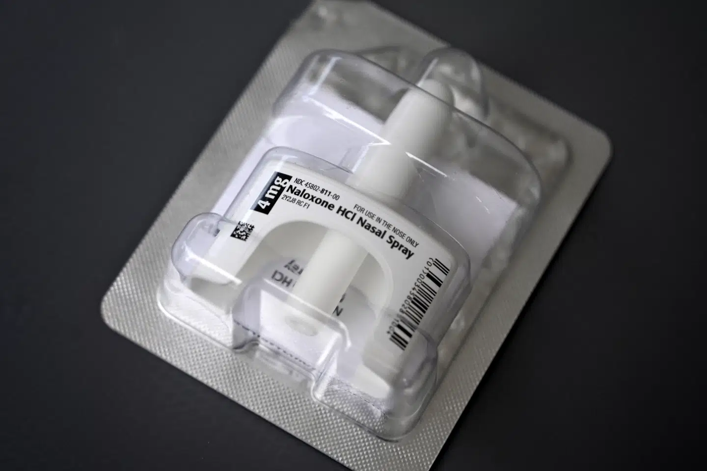 Det er en næsespray magen til denne, der indeholder stoffet naloxon, som nu kan fås i håndkøb uden recept. Næsesprayen er vigtig førstehjælp til personer, der måtte have fået en overdosis af opioider. (Arkivfoto).