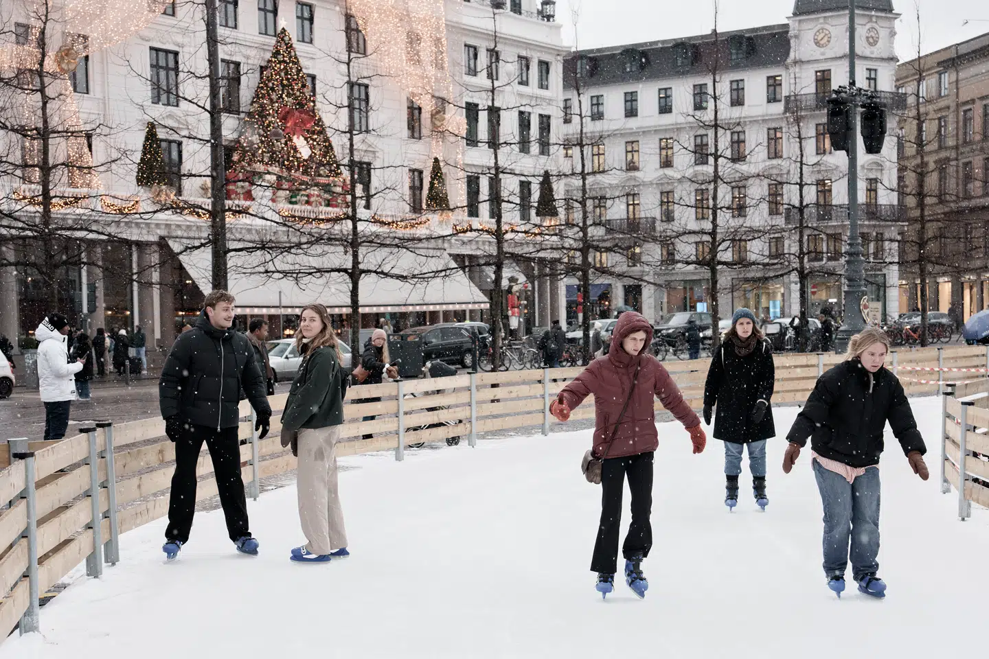 Hvis ikke det var for Hotel d'Angleterres juleudsmykning, der i år er velgørende gammeldags i sit udtryk, ville Kongens Nytorv være byens tristesse juledestination i år. »Winter Wonderland« er ingen æstetisk succes.