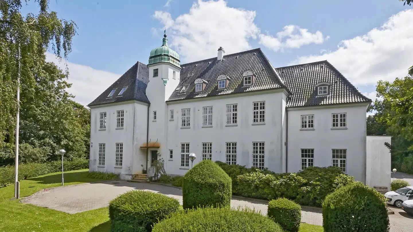 I mere end 100 år har Sølyst ligge højt hævet over Stensballe Sund, og det skal den blive ved med.