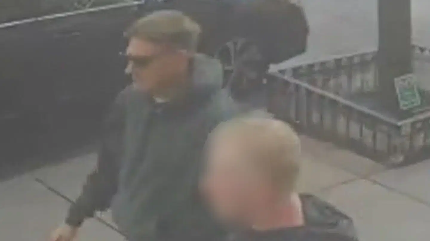 Nicklas Bendtner går her ved siden af den 55-årige dansker, der blev stukket ned.