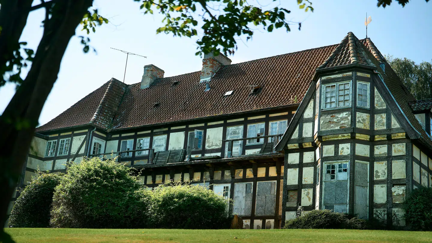 Det har vakt et ramaskrig, at Johan Wedell-Wedellsborg har fået lov at rive det bevaringsværdige Smidstrupøre ned.