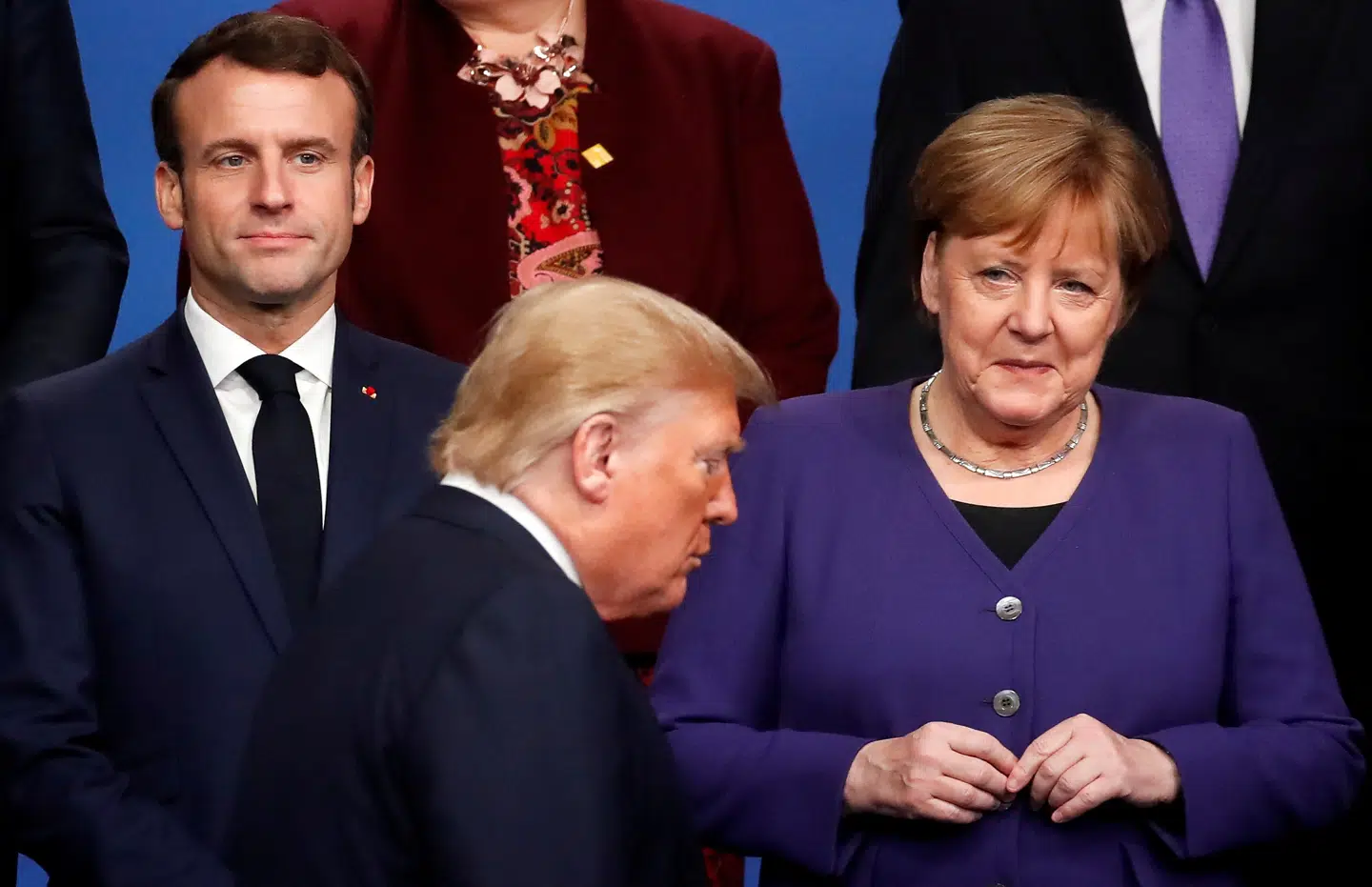Frankrigs præsident, Emmanuel Macron, og ekskansler Angela Merkel sammen med USAs kommende præsident, Donald Trump, ved et NATO-topmøde i 2019.