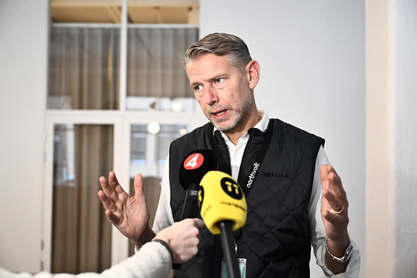 Peter Carlsson trak sig i fredags som administrerende direktør for Northvolt – søndag gik han imidlertid på tv og åbnede for, at hele virksomheden kan ende i rekonstruktion.