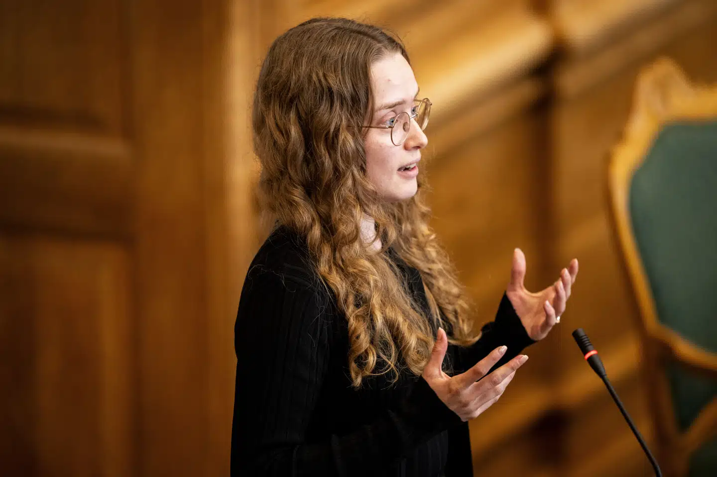 Aki-Matilda Høegh-Dam fra partiet Siumut ses her i Folketingssalen under afslutningsdebatten i maj 2024. Samme måned året inden startede hun en større debat om det talte sprog i Folketingssalen, da hun holdt en tale på grønlandsk under en debat. (Arkivfoto).