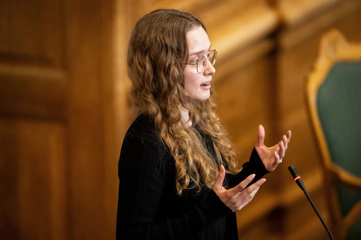 Aki-Matilda Høegh-Dam fra partiet Siumut ses her i Folketingssalen under afslutningsdebatten i maj 2024. Samme måned året inden startede hun en større debat om det talte sprog i Folketingssalen, da hun holdt en tale på grønlandsk under en debat. (Arkivfoto).