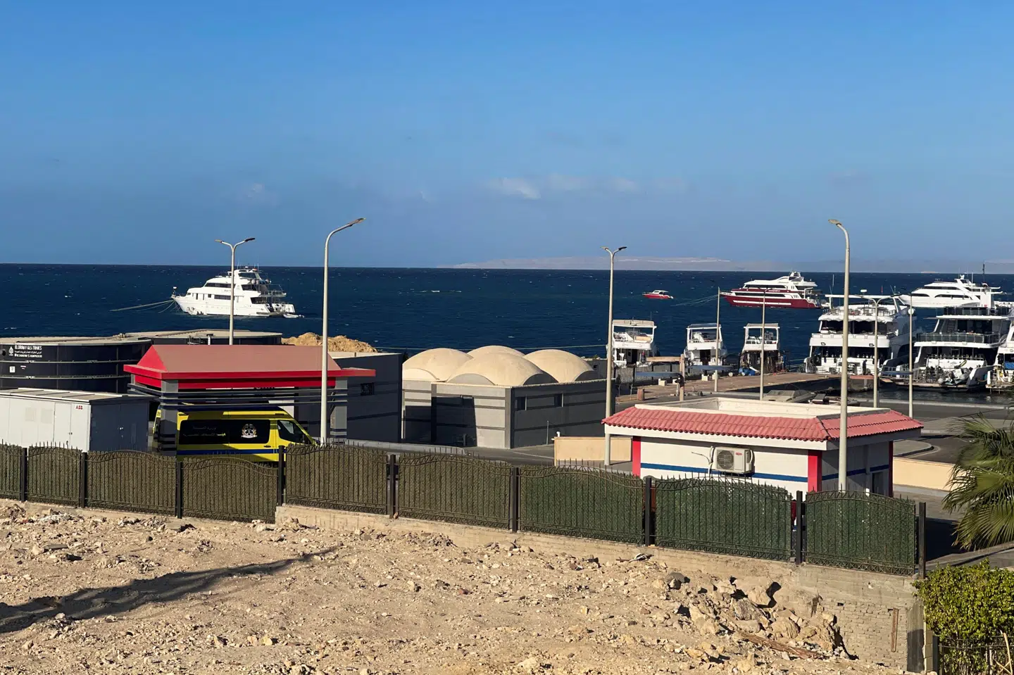 En ambulance holder ved den egyptiske ferieby Hurghada, efter at en dykkerbåd med turister mandag forliste ud for Egyptens kyst.