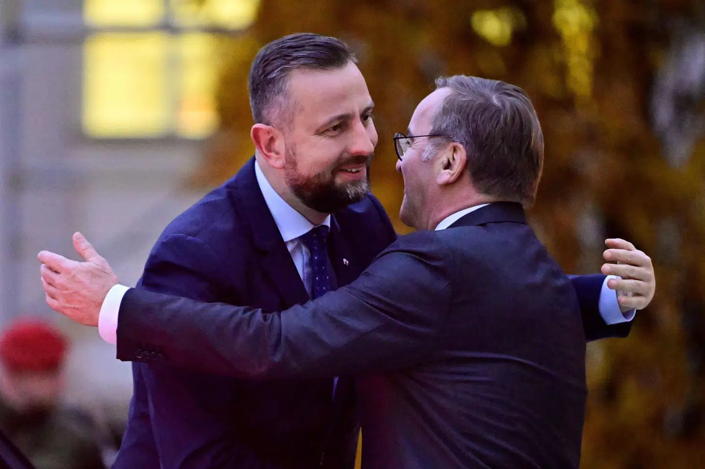 Tysklands forsvarsminister, Boris Pistorius (t.h.), byder sin polske kollega, Wladyslaw Kosiniak-Kamysz, velkommen inden mandagens møde mellem fem europæiske forsvarsministre i Berlin. Her enedes de om at øge den militære støtte til Ukraine.