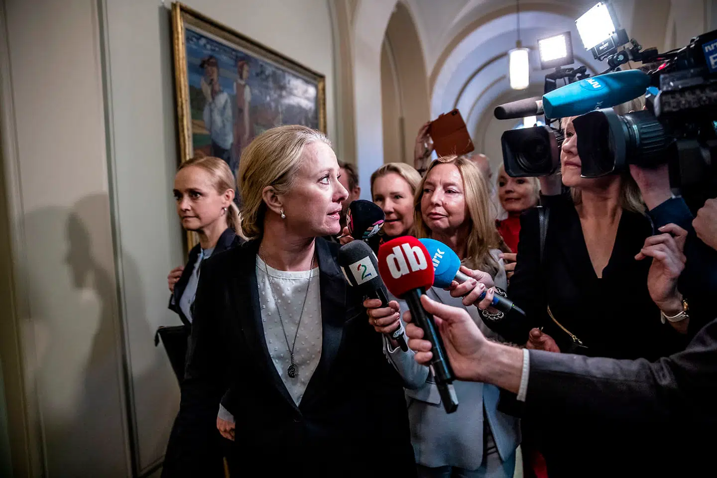 Arbeids- og socialminister Anniken Hauglie (H) undskyldte i Stortinget på vegne af regeringen over for de personer, der er blevet ramt af en fejlfortolkning af EU-regler, som Norge har adopteret i national lovgivning.