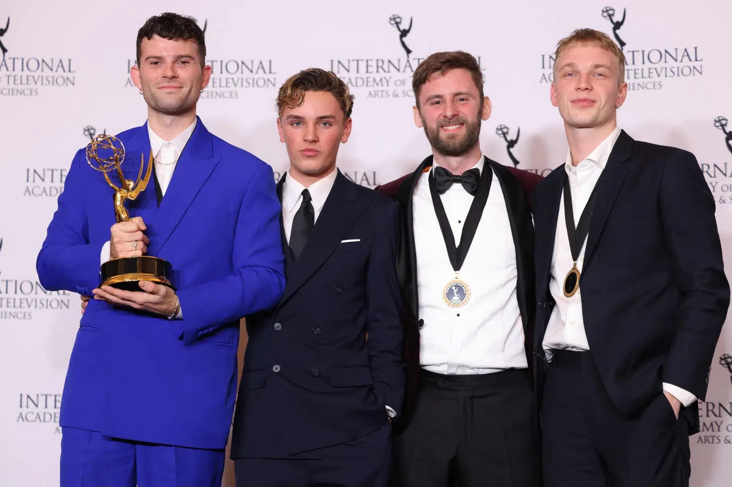 Fra venstre var instruktør Teys Schucany, skuespiller Jonathan Tage Pedersen, producent Mathias Bruunshøj Jakobsen og manuskriptforfatter Frederik Rye til stede ved nattens internationale Emmy Awards, hvor de modtog prisen for Bedste Børne-liveaction med serien "En af drengene".