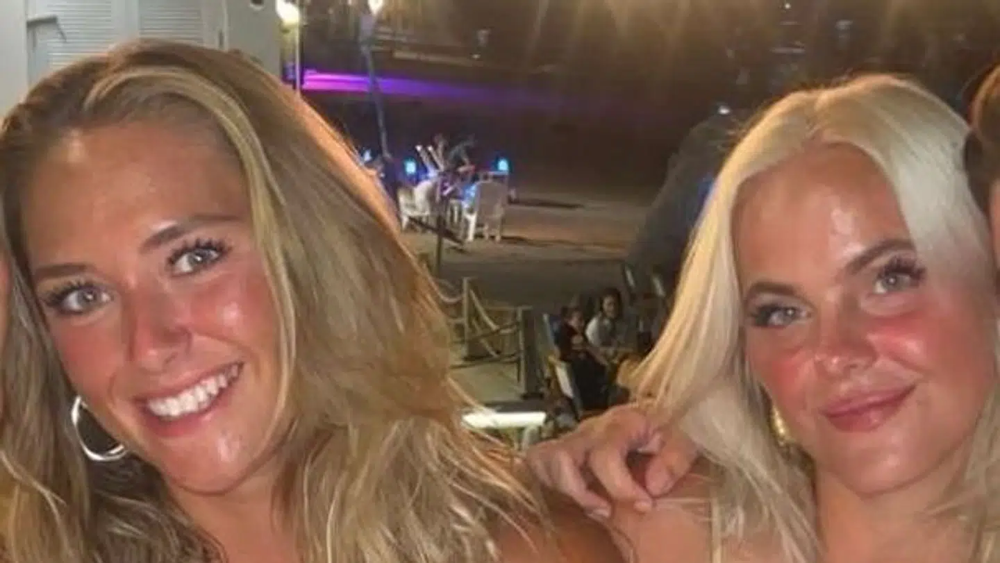Maja Emilie - til højre på billedet - og hendes veninde Sofie befandt sig i Vang Vieng, da forgiftningerne fandt sted.
