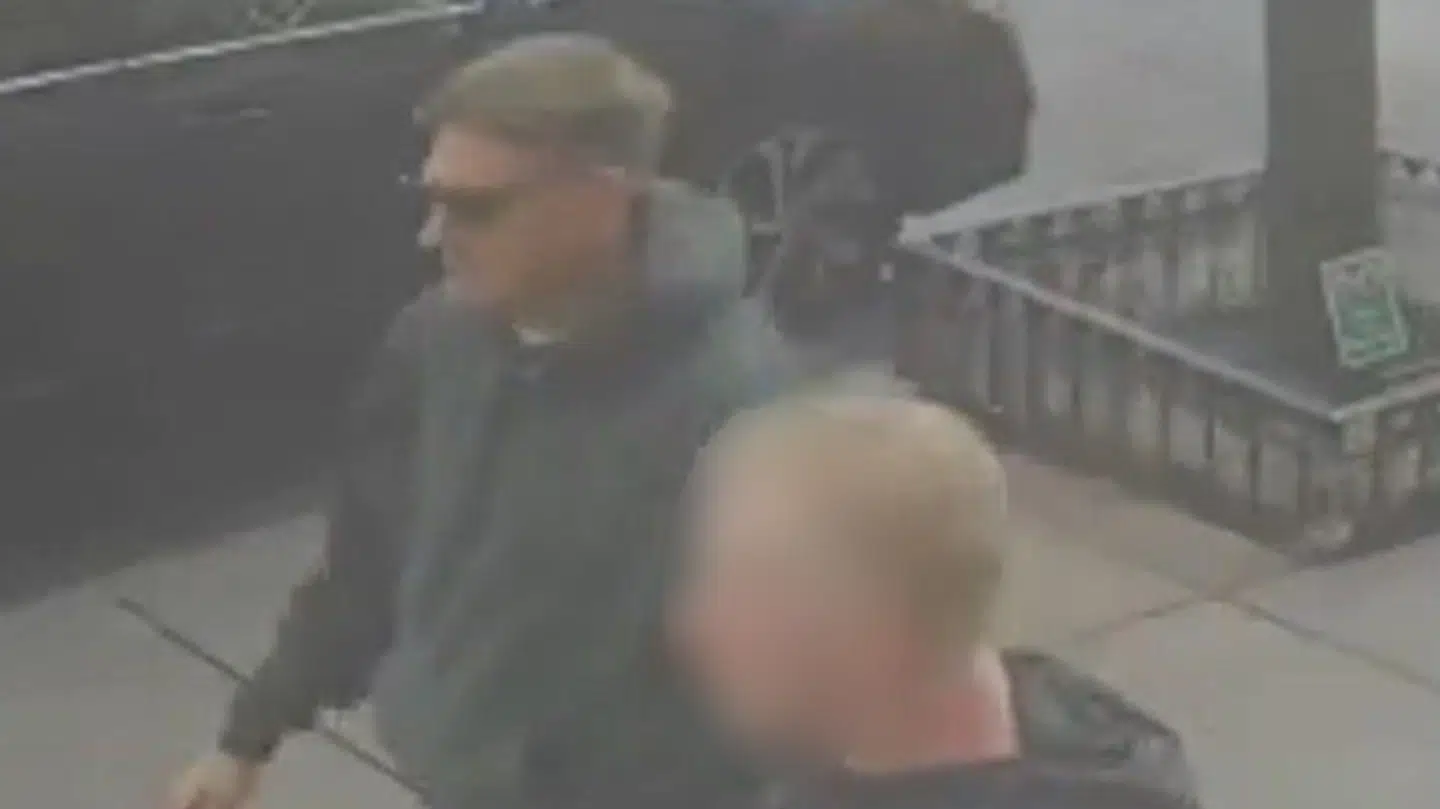 Den mand, der blev stukket ned på åben gade sammen med Bendtner i New York, var en dansk rigmand.