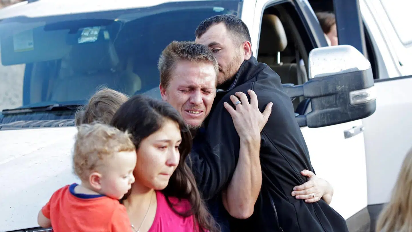 Pårørende til den mexicansk-amerikanske familie, som blev slagtet i det nordlige Mexico. Tre kvinder og seks børn blev brutalt skudt ned.
