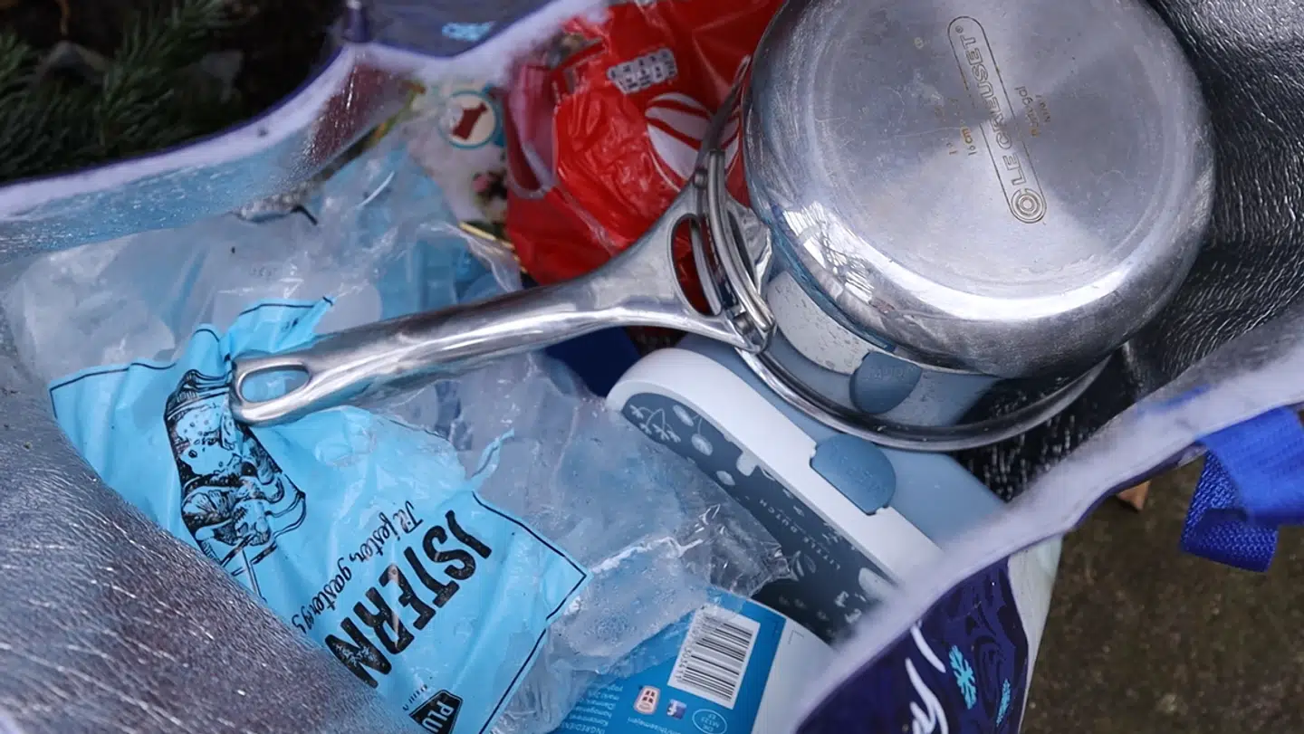 Lisa Klit har været nødt til at lave et alternativt køleskab bestående af en pose isterninger og lidt mad.