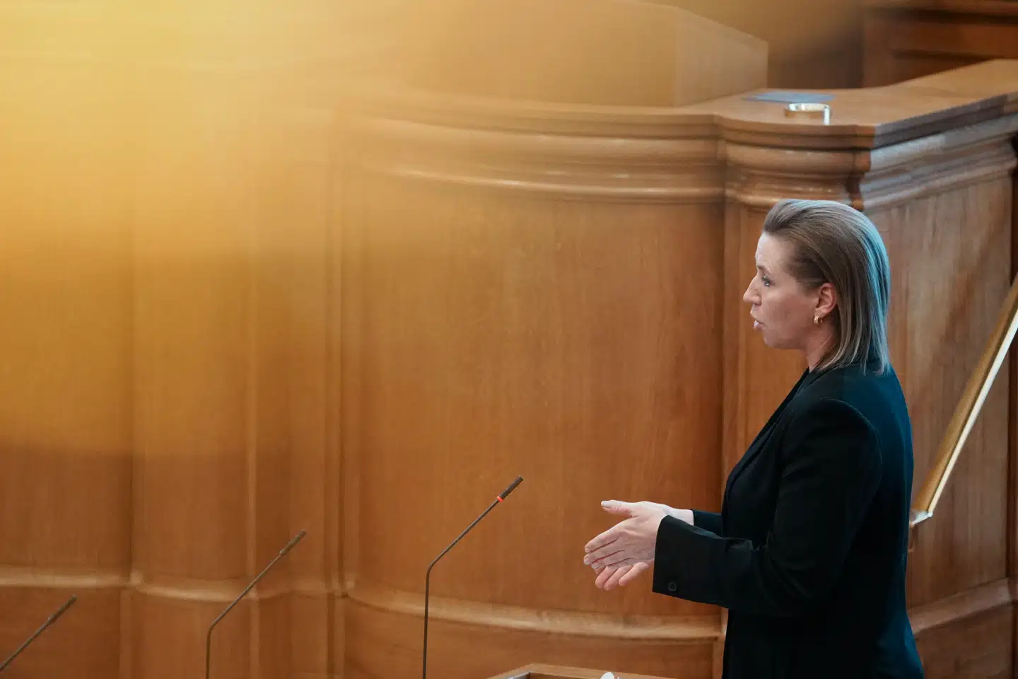 Statsminister Mette Frederiksen (S) svarer på spørgsmål i forbindelse med spørgetimen i Folketingssalen.