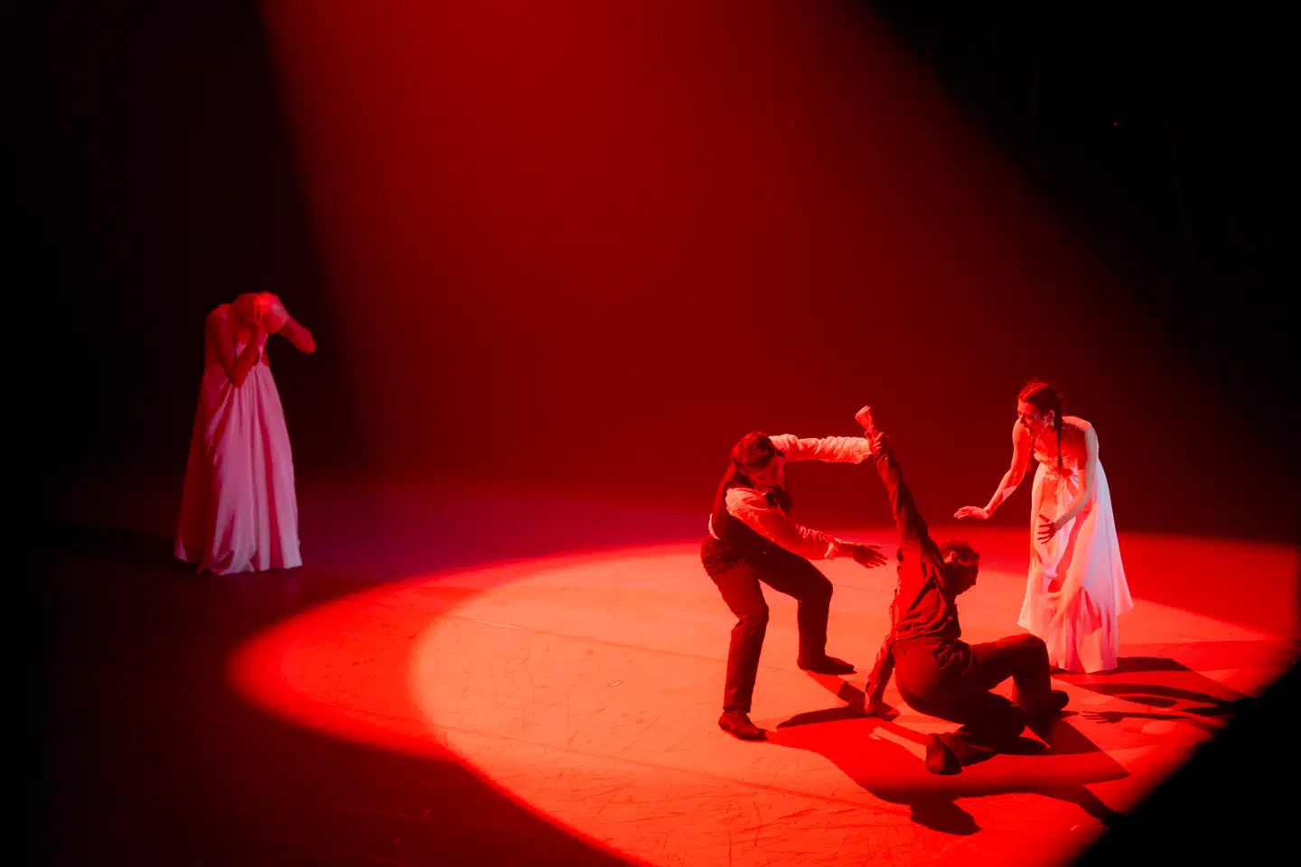 Balletten »Blodbryllup« på Det Kgl. Teater er enestående og også den forsinkelse, som salen blev udsat for 22. november, værd, mener Kjeld Søndergaard.