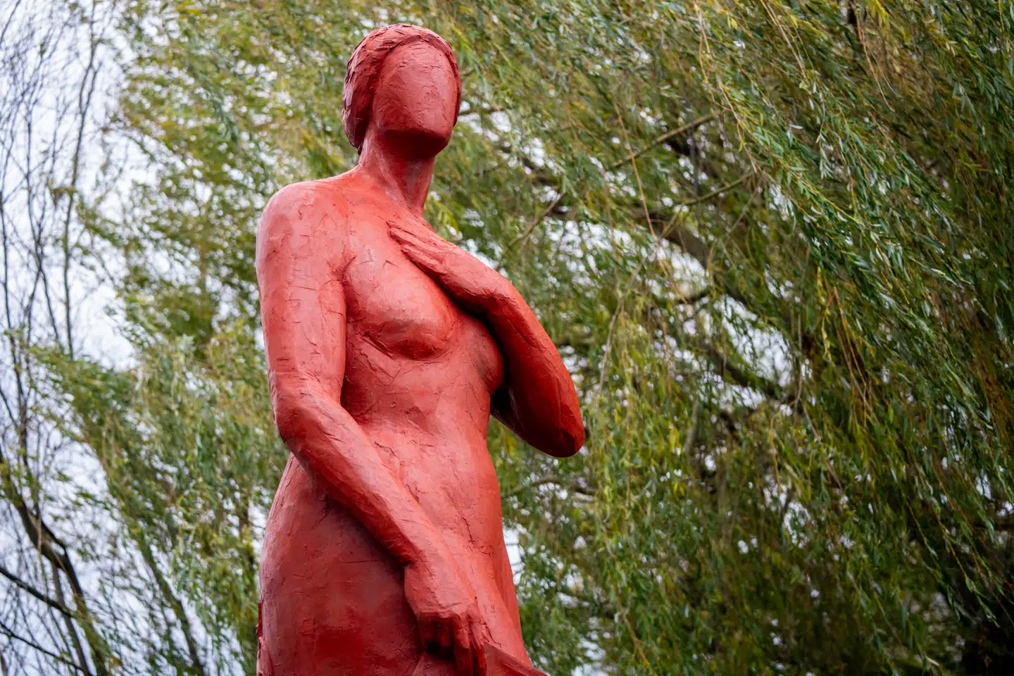 København har fået et nyt monument til ære for en historisk kvindeskikkelse. Det er grevinde Danner, der er portrætteret af den 80-årige kunstner Kirsten Justesen. Det er ikke gået ubemærket hen.