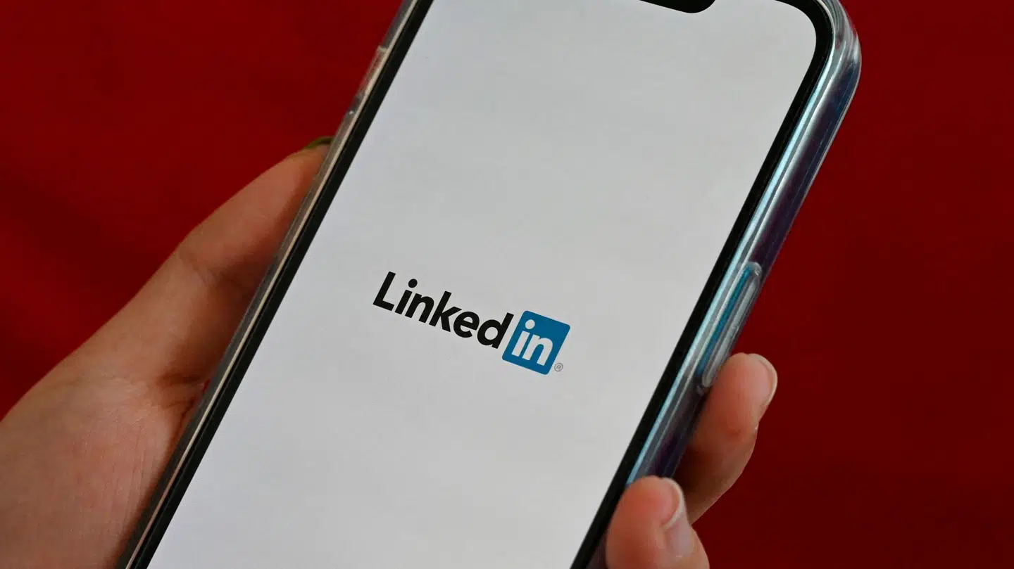 LinkedIn forklarer nu, at de er alt for kedelige til at være forbudt for børn.