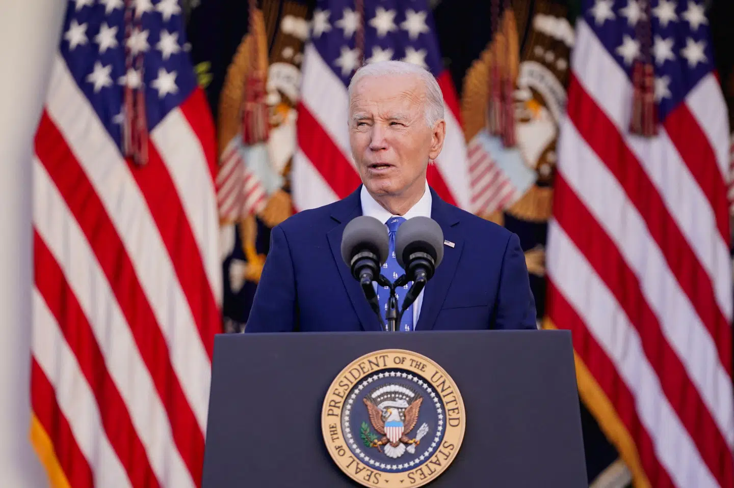 Præsident Joe Biden taler i haven foran Det Hvide Hus.
