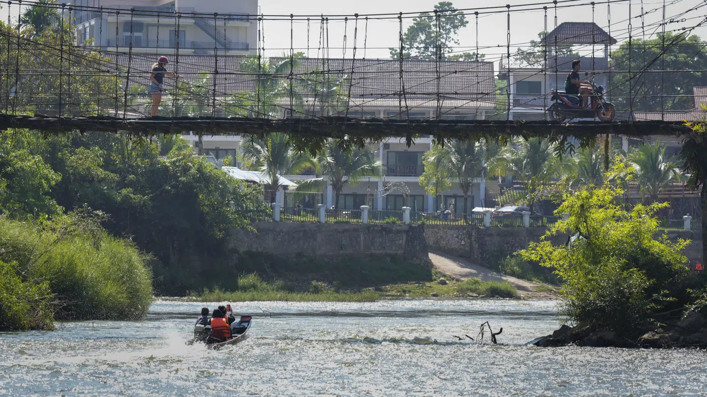 Turister sejler i en båd i Vang Vieng i Laos. (Arkivfoto).
