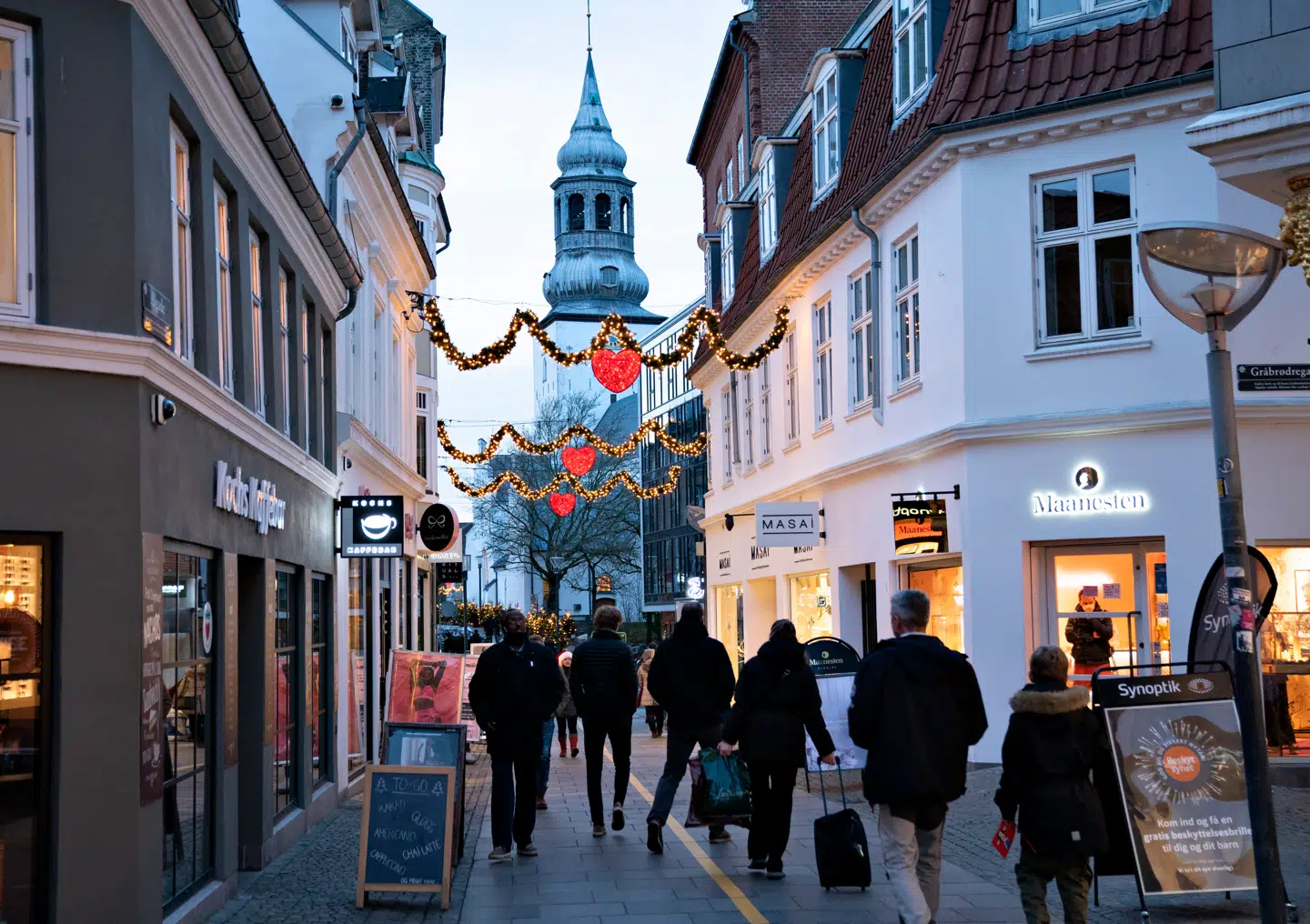 Danskerne holder fortsat på pengene. Derfor er det priserne, der skal lokke flere ud og købe julegaver.