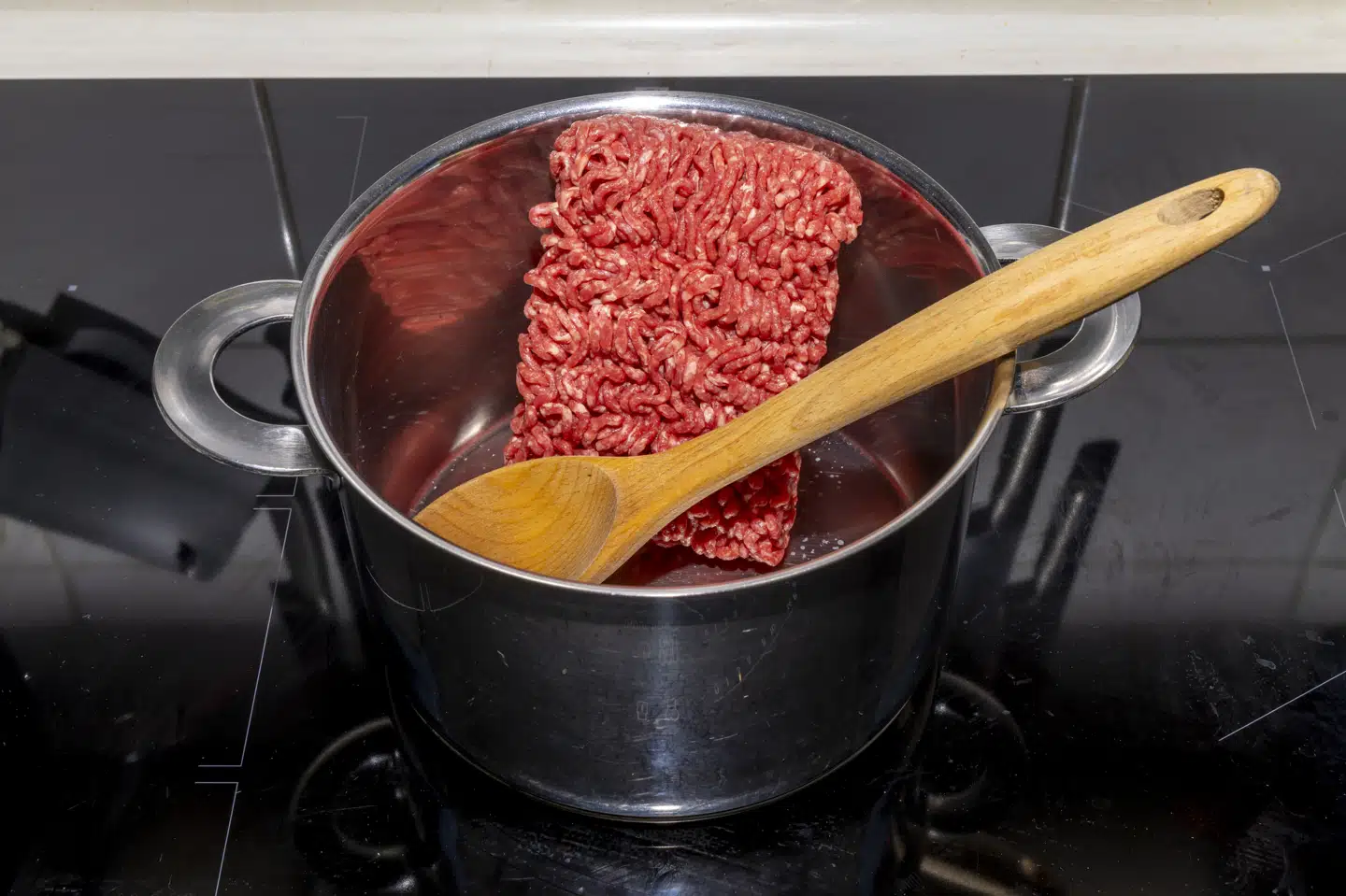 Hakket oksekød skal steges godt igennem, så eventuelle salmonellabakterier dør. Det skal ikke bruges som tatar, understreger Statens Serum Institut. (Arkivfoto).