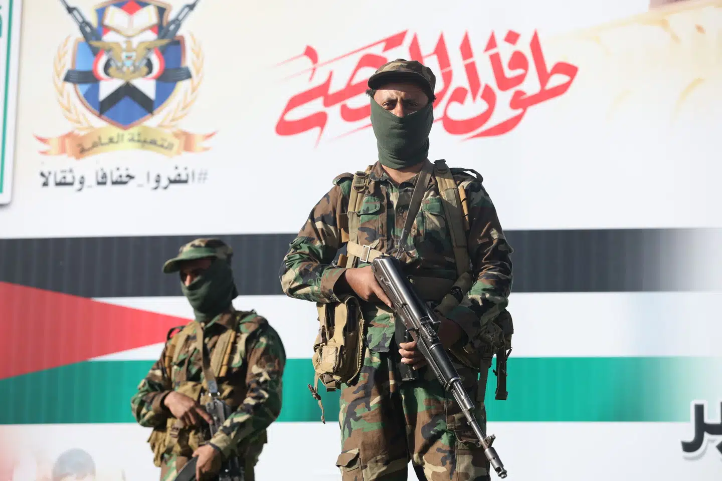 Ruslands væbnede styrker har rekrutteret »hundredvis« yemenitiske lejesvende, blandt andet fra Houthi-bevægelsen. Her ses to Houthi-soldater i Yemens hovedstad. Foto: Yahya Arhab, Scanpix