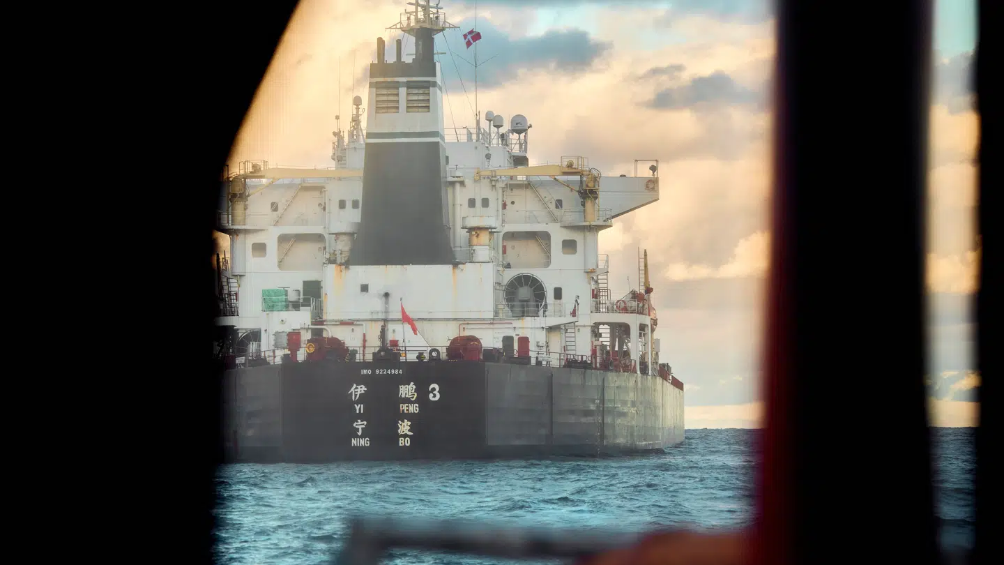 Yi Peng 3 ligger stille i Kattegat, men det gør den danske og tyske flåde bestemt ikke.