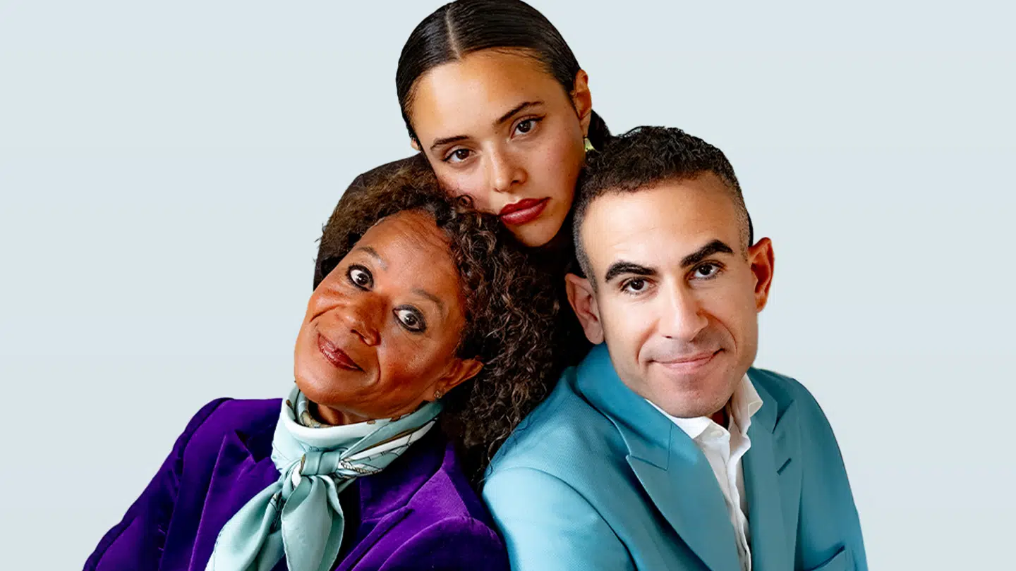 »Nu er der jo ikke nogen af os, ikke mange i hvert fald, der går rundt som levende karikaturer af vores generation, men måske er lige præcis Hella, Abdel og Zelma gode talspersoner for henholdsvis den gamle ordning, millennials og generation Z,« skriver Aminata Corr Thrane i sin anmeldelse af podcasten »En anden tid«.