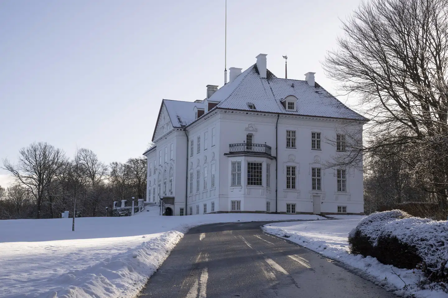 Marselisborg Slot i Aarhus danner i år ramme for kongeparret, deres børns og dronning Margrethes juleaften. Med enkelte undtagelser har kongefamilien holdt jul på slottet siden kongens barndom. (Arkivfoto).