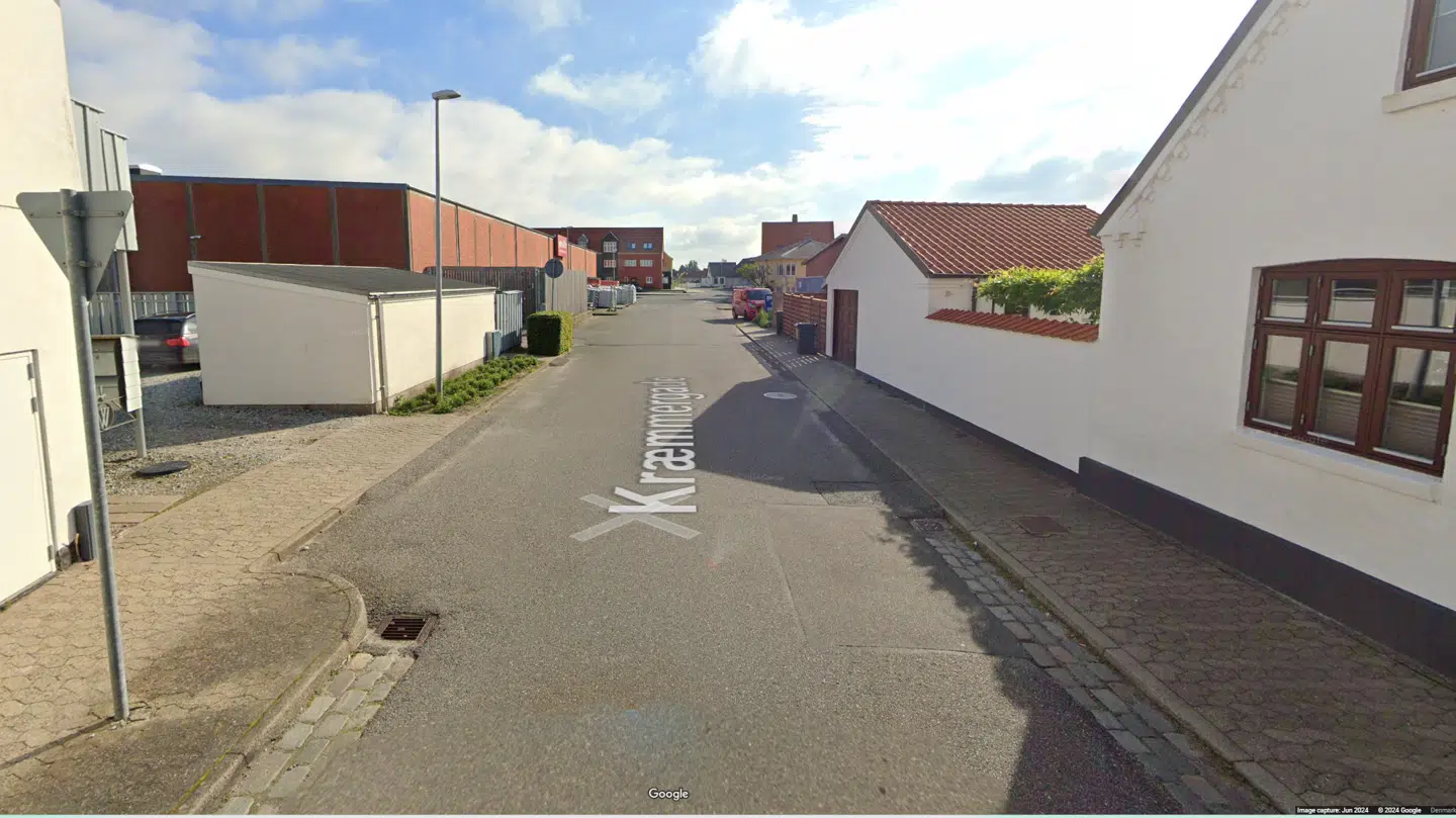 Det var i denne gade i Nibe, at den uhyggelige hændelse fandt sted sen tirsdag aften.