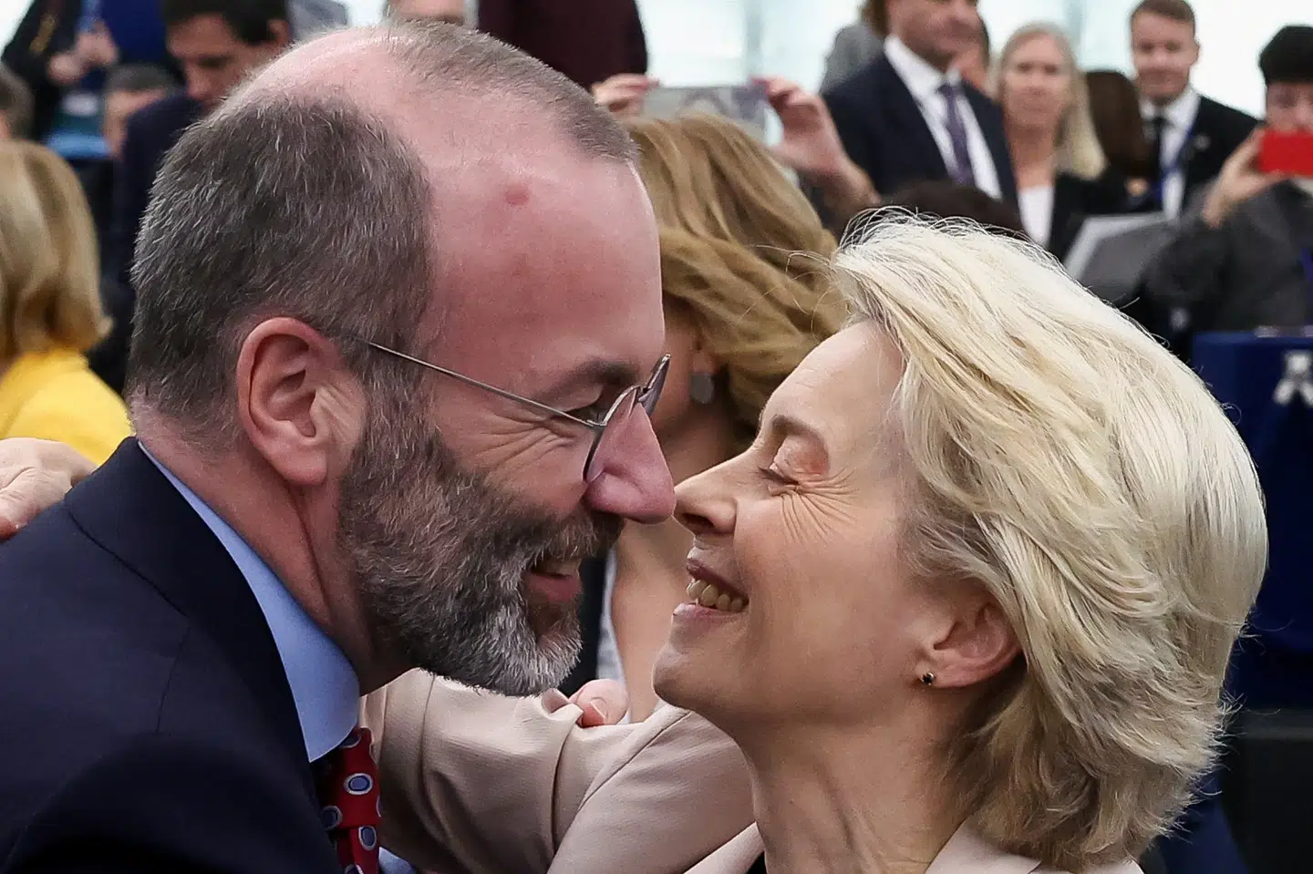Ursula von der Leyen omfavnede lederen af den borgerlige EPP-gruppe i EU-Parlamentet, Manfred Weber, efter onsdagens afstemning. EPP-gruppen sætter sig på 14 af i alt 27 pladser i EU-Kommissionen, der dermed drejer markant mod højre.