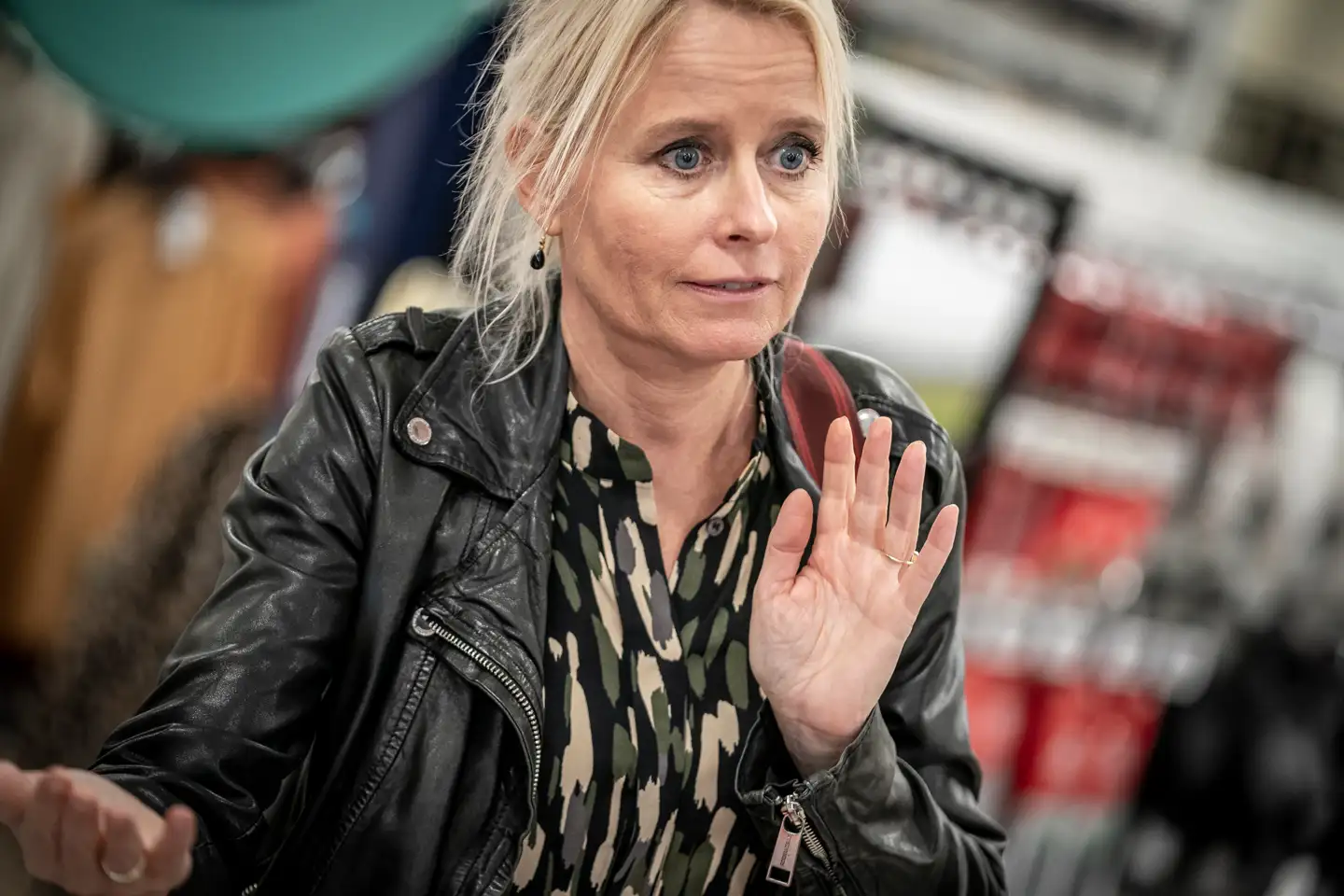 Formand for HK Handel, Mette Høgh, besøger Kvickly i Brøndby. Hun er modtander af lydovervågning af butikspersonale: »Jeg tror dog, at selv den mest pligtopfyldende medarbejder på et tidspunkt vil komme til at sige eller gøre noget, som man helst gerne ville holde for sig selv.«