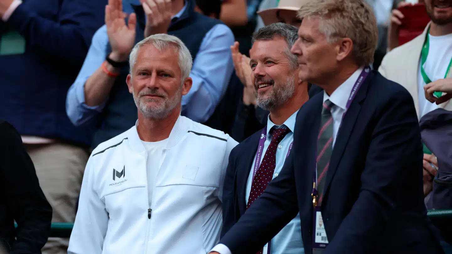 Lars Christensen sad ved siden af kong Frederik under Wimbledon sidste år.