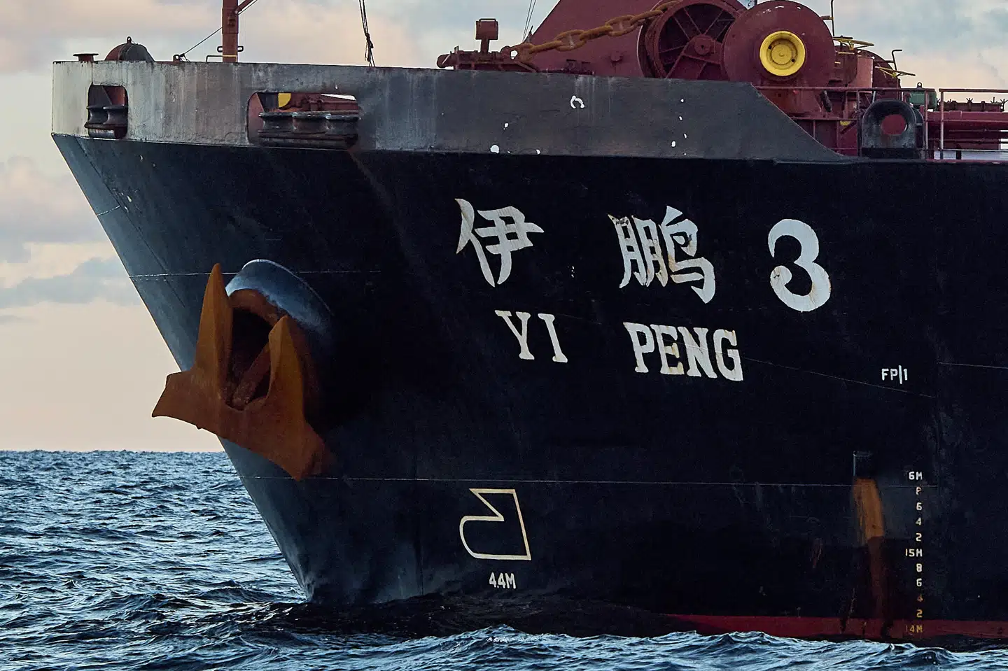 Fragtskibet "Yi Peng 3" har sejlet forbi begge steder, hvor der er sket brud på datakablerne i Østersøen, og det er formentlig derfor, at skibet er kommet i flere landes søgelys.