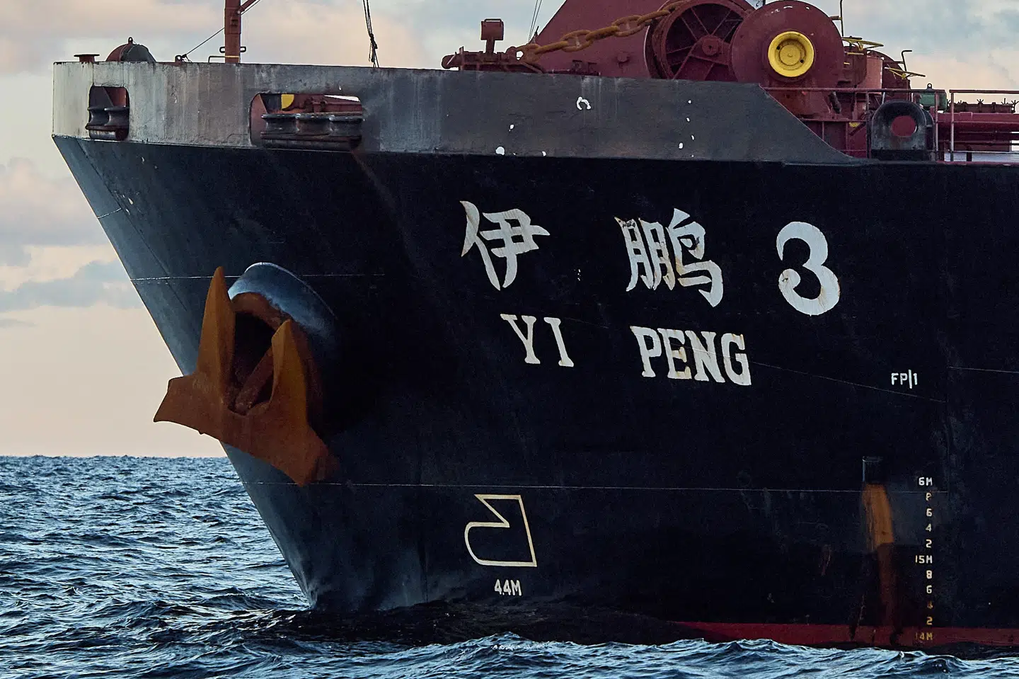 Fragtskibet "Yi Peng 3" har sejlet forbi begge steder, hvor der er sket brud på datakablerne i Østersøen, og det er formentlig derfor, at skibet er kommet i flere landes søgelys.