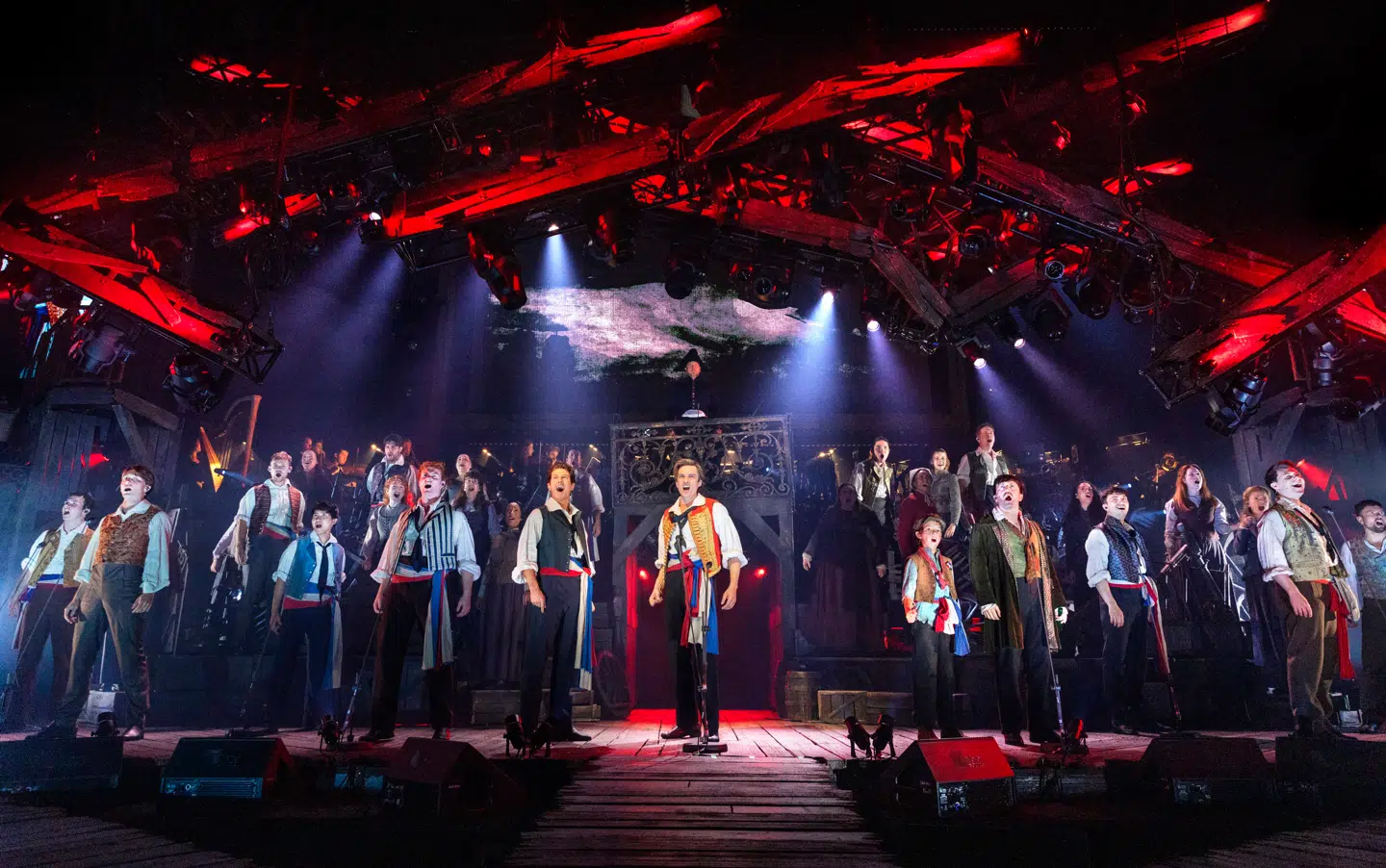 »Do you hear the people sing?« – hører du folket synge? Ja, det mon ikke. Arena-versionen af »Les Misérables« er ikke bare velsunget, den er også lidenskabeligt spillet.