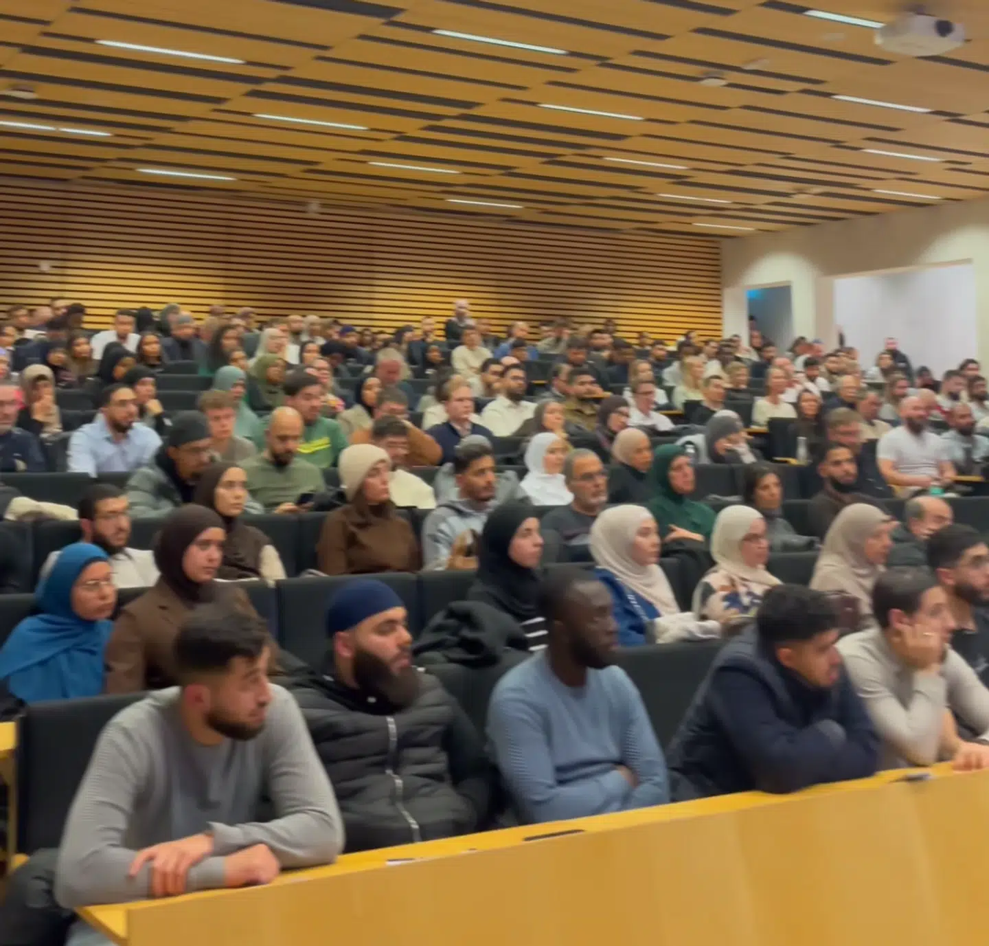 På billedet ses et 'skærmbillede' fra en video lagt op af MSA City Campus' offentlige Instagram-profil, der giver et indtryk af publikum.