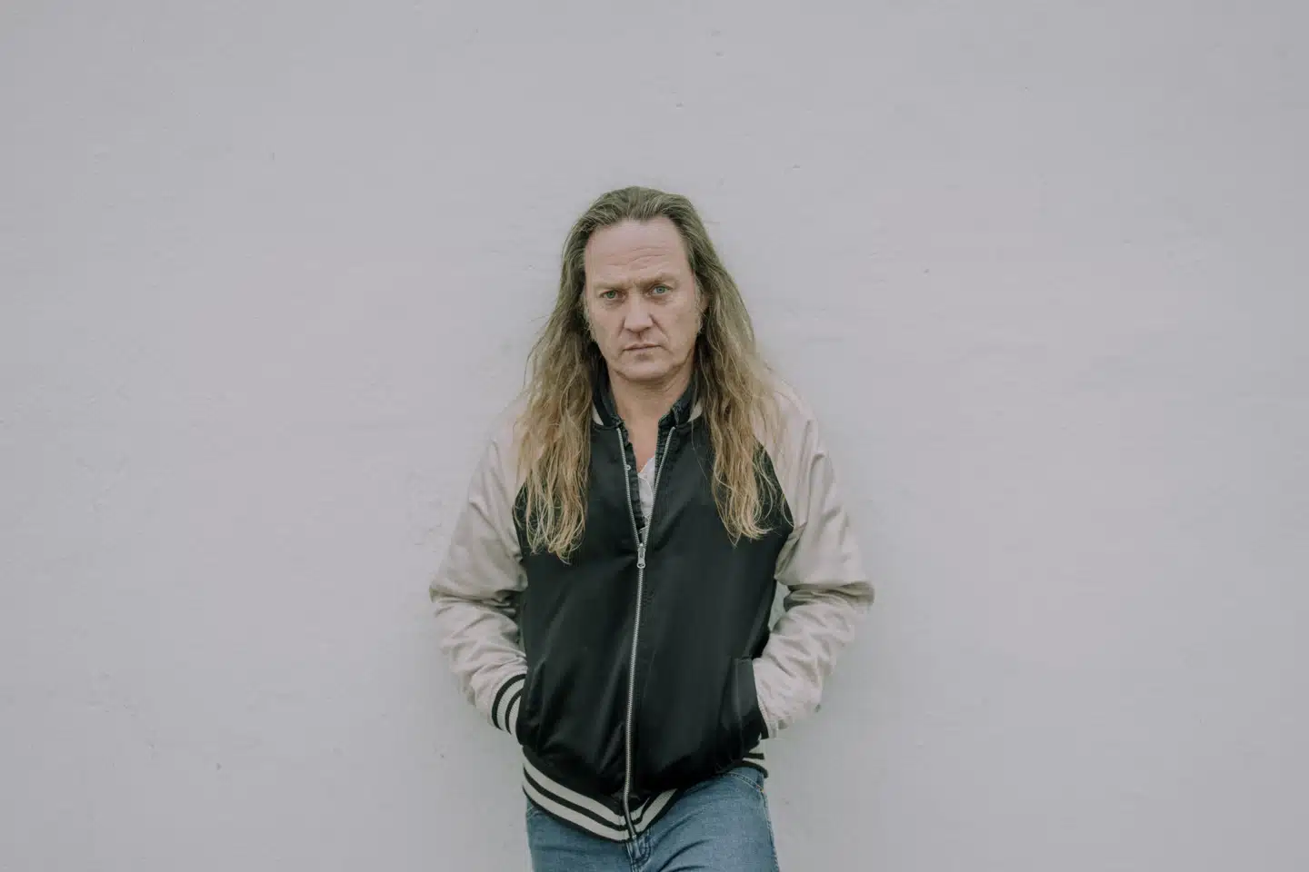Billedet skriger ikke ligefrem juleshow, men du kan opleve Jesper Binzer, der er forsanger og guitarist i D-A-D, til juleshow i Royal Arena.