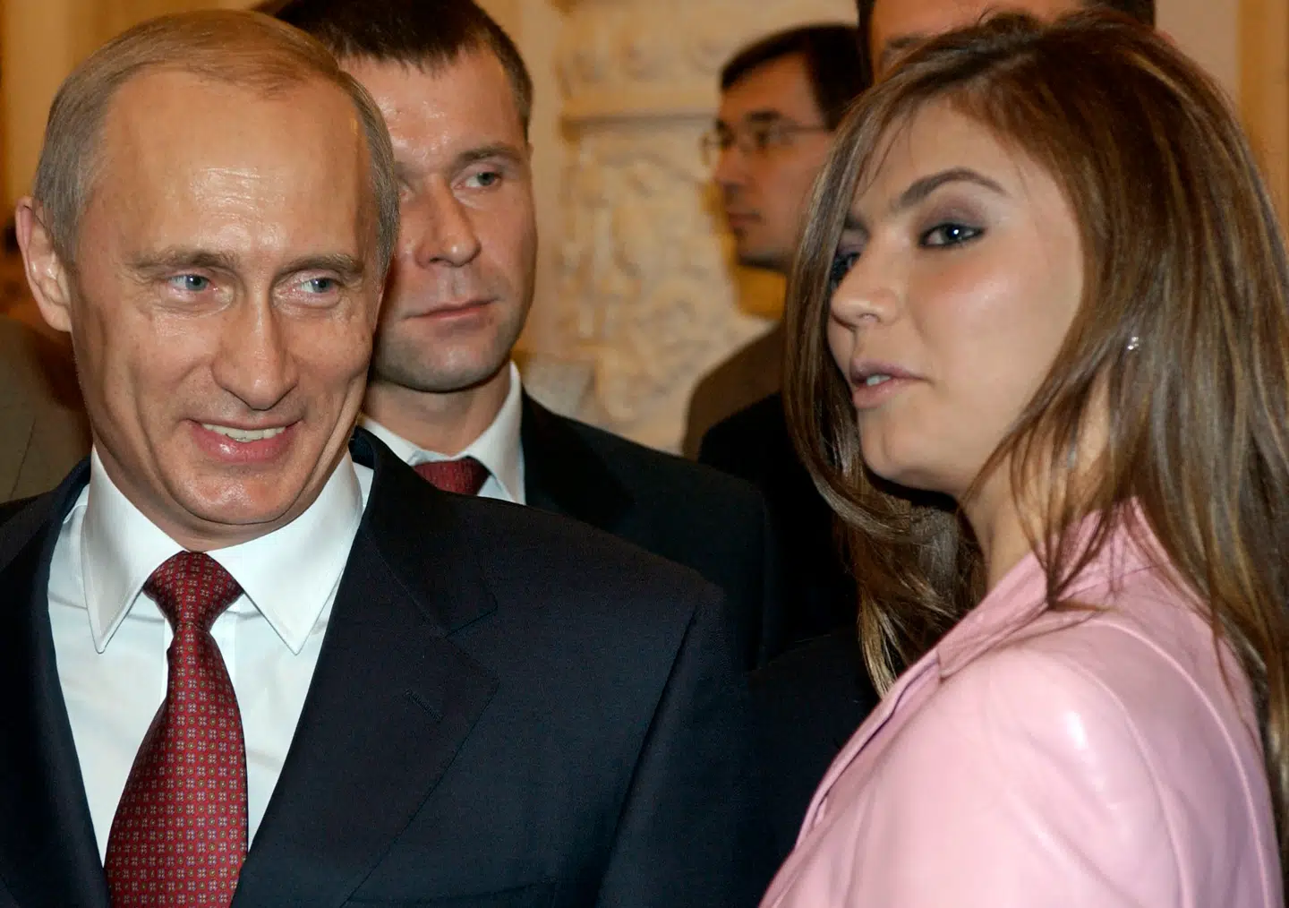 Vladimir Putin ses her med Alina Kabajeva i 2004.