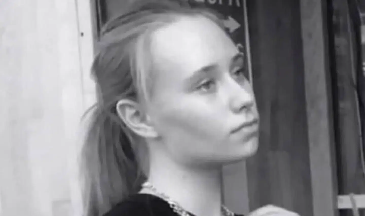 Her ses et udateret billede af den unge kvinde.