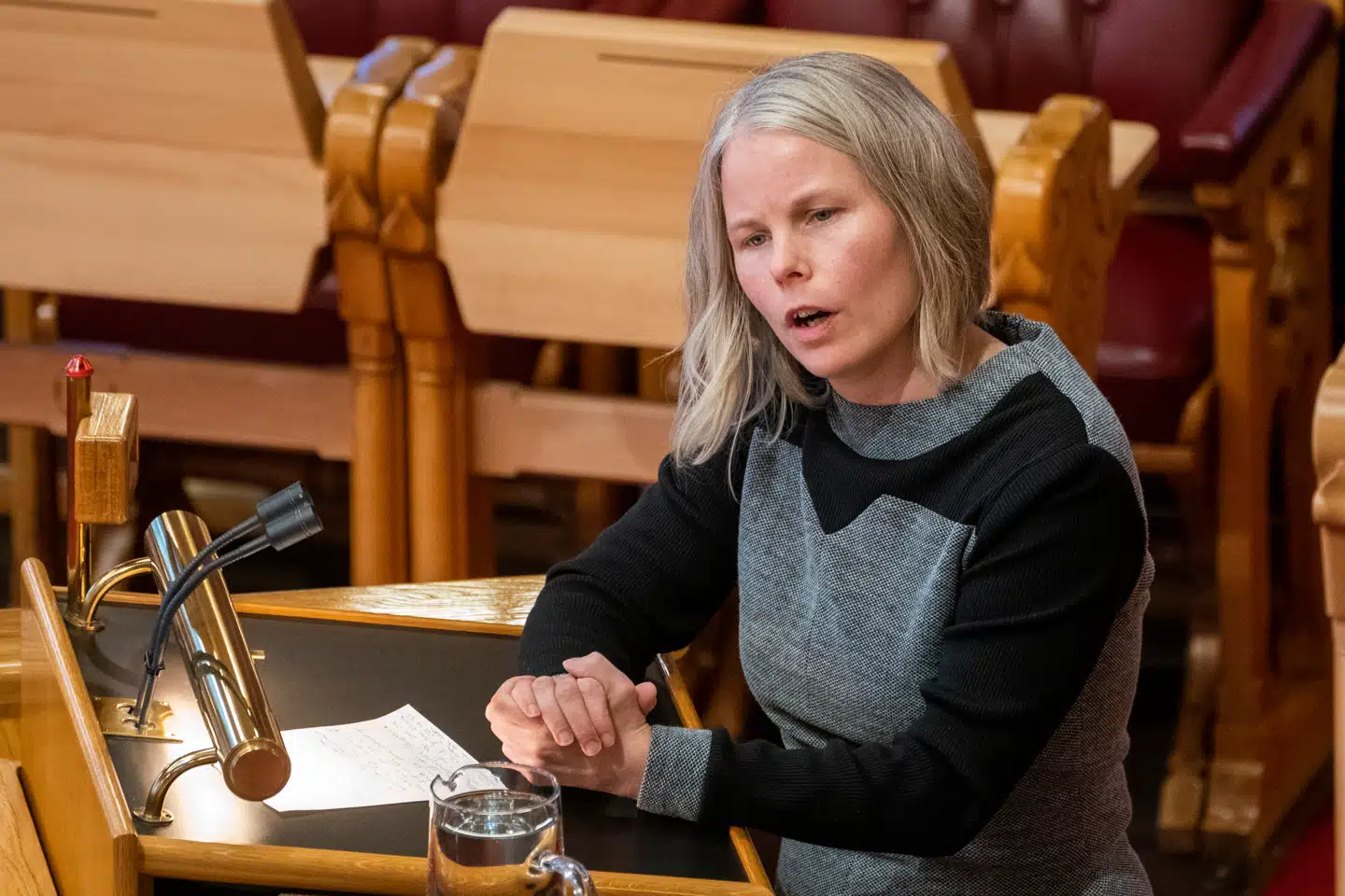 Kirsti Bergstø fra Sosialistisk Venstreparti i Norge har lavet sin egen væg, hvor hun udskammer rige nordmænd, der brokker sig over det norske skattesystem.